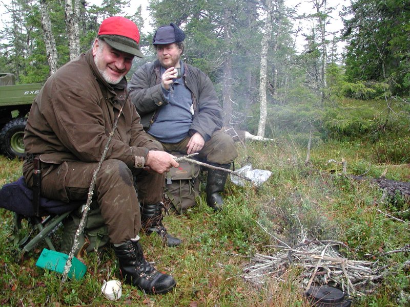 2004 Kaffe ved ku 160kg_4.jpg - Kåre og Bernt